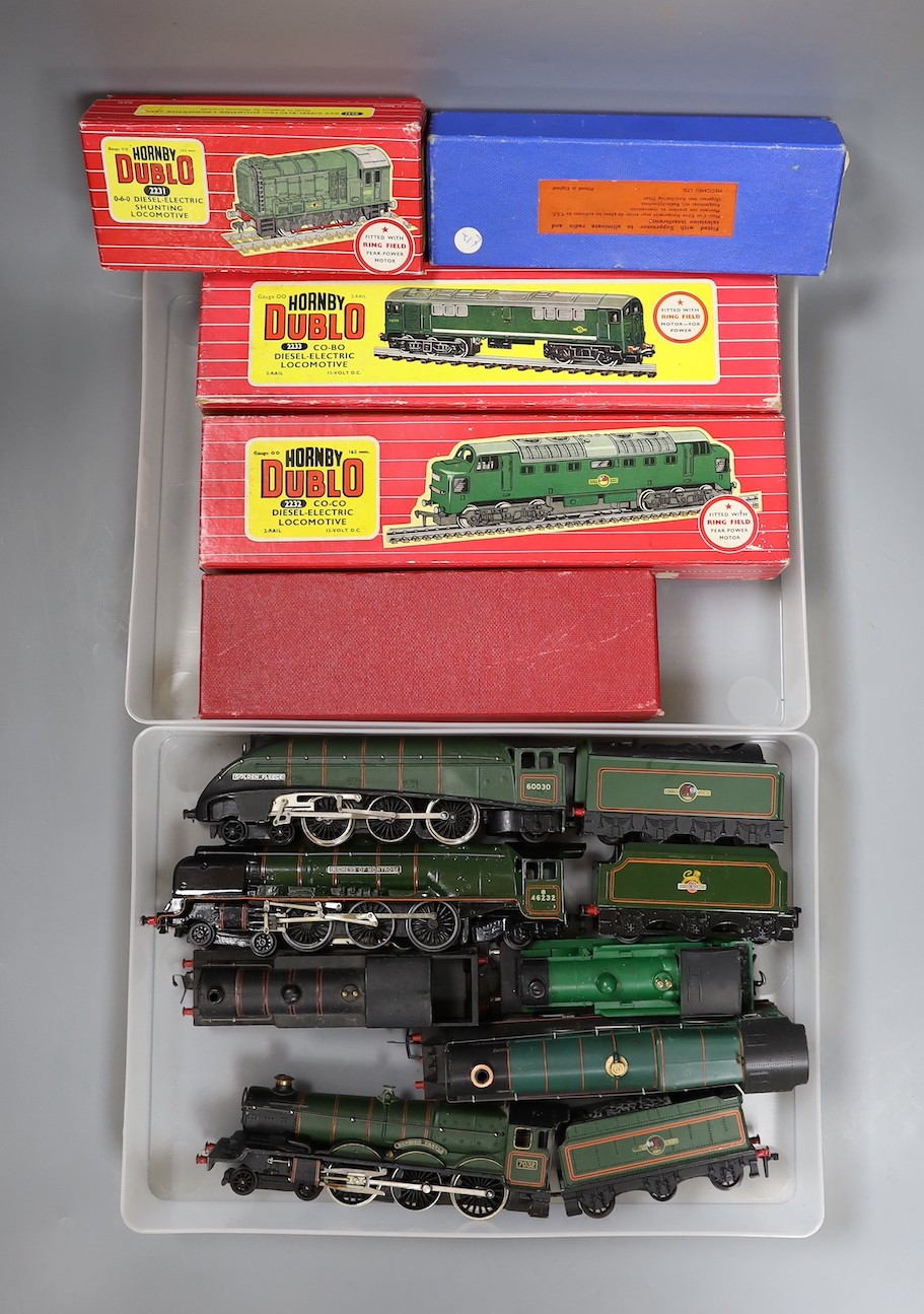 Hornby Dublo locomotives- boxed 2233 Co-Bo Diesel electric, 2232 Co-Co diesel electric, 2231 diesel electric shunting locomotive, EDL17 tank locomotive and 2218 tank locomotive, unboxed Golden Fleece with tender, Duchess